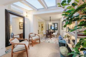 The Garden Lodge Luxury Home Private Garden and Jacuzzi in the centre