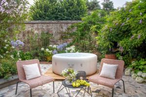 The Garden Lodge Luxury Home Private Garden and Jacuzzi in the centre
