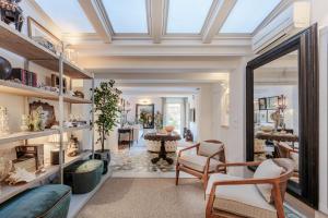 The Garden Lodge Luxury Home Private Garden and Jacuzzi in the centre