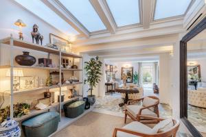 The Garden Lodge Luxury Home Private Garden and Jacuzzi in the centre