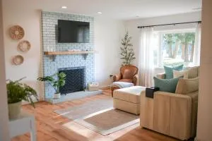 Annapolis Charm Waterfront Getaway Near USNA - FISH & CRAB from your PRIVATE PIER! - Cox Creek Acres