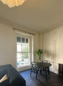 1 bed period Clifton balcony flat with private offroad parking