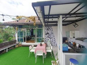 Happiness accommodation with the group or family