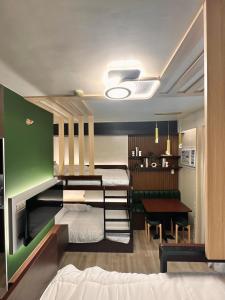 STUDIO B1026 of The Hiltons