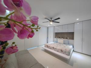 Centrally located apartments steps away from 5th avenue and the beach! By.Yeah