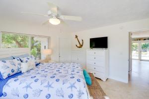 Walk to Beach Waterfront Home in Marathon!