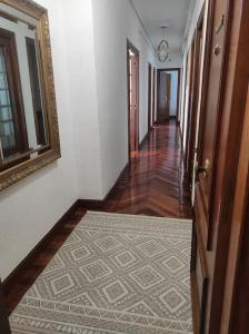 Piso con terraza y zonas verdes