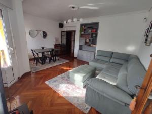 Piso con terraza y zonas verdes