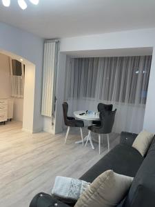 Piața Mihail Kogălniceanu nr 8