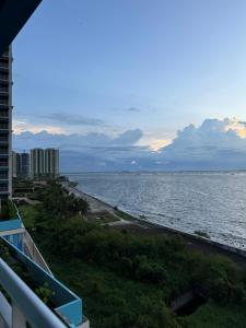 Panoramic Seaview 2BR Near Airport Facing the Bay - 7g