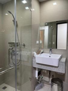 Panoramic Seaview 2BR Near Airport Facing the Bay - 7g