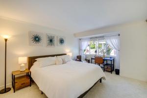 San Diego Condo with Pool Access about 2 Mi to Beach!