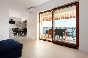 Apartment Lina - Pool and Sea View