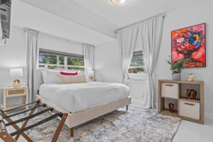 ArtHaus- Fully Stocked Kitchen and Fenced Yard