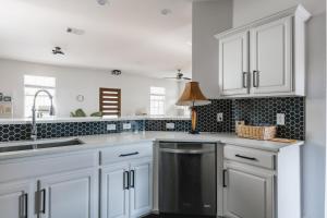 Modern 2-Story Cowboy Pool Home with King Beds Walk to 6th St & Rainey Street