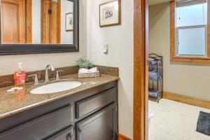 Mountain-View Condo Walk to Sunriver Resort