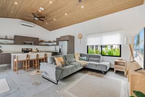 CU20 Modern Beach Home w Guest House & Pvt Pool