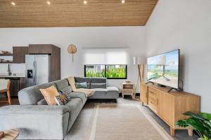 CU20 Modern Beach Home w Guest House & Pvt Pool