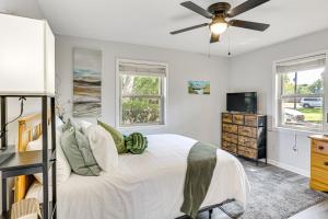 Dandys Getaway with Fire Pit and Yard in Henderson