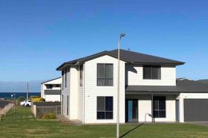 Karma Waters Beach House, 100m from beach