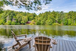 4 Mi to Ski Sapphire! Lakefront Cabin with Dock