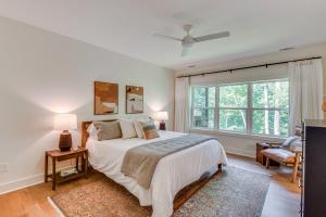 4 Mi to Ski Sapphire! Lakefront Cabin with Dock