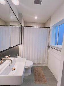 Charming 2BR Cottage with Bay and City Views-Gated Luxury Private Place