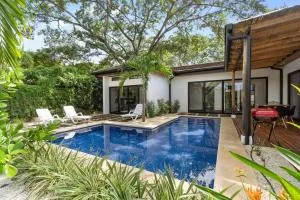 CU28 New 3 Bdrm Home w Pool and Guanacaste Tree - Barco Quebrado
