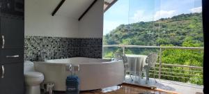 Cabaña en el Aire con jacuzzi a 5min del Pueblo