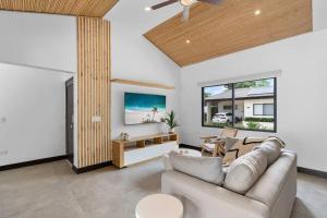 CU7 Beach Home Oasis with Private Pool and Guest House