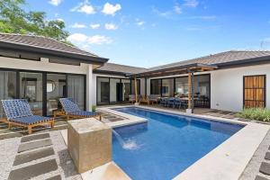 CU7 Beach Home Oasis with Private Pool and Guest House