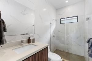 CU7 Beach Home Oasis with Private Pool and Guest House