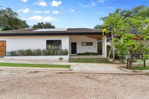 CU7 Beach Home Oasis with Private Pool and Guest House