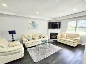 Beautiful 3 bedroom Entire detached home - Ошава