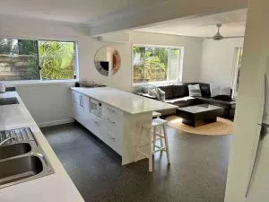 Beach Life - 3 Bedroom Duplex, 80 steps to Mermaid beach - Mermaid Beach