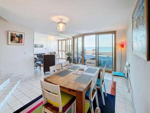 Appartements Appartement lumineux avec ascenseur, balcon et wifi gratuit a Granville - FR-1-361-123 : photos des chambres
