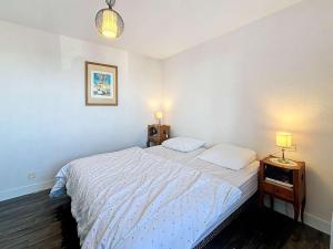 Appartements Appartement lumineux avec ascenseur, balcon et wifi gratuit a Granville - FR-1-361-123 : photos des chambres