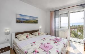 3 Bedroom Lovely Apartment In Novi Vinodolski 