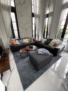 Luxury Pool Villa 5BR 12pax with Private Lift in Ekkamai