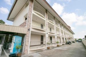 OYO 75390 Sunee Place Hotel