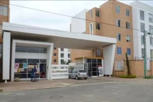 Amplio Apartamento Parqueadero y Piscina Cerca al CC Gran Plaza - فلورنسيا