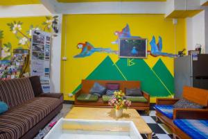 OYO 75303 V Home Guesthouse Sunday Night Market