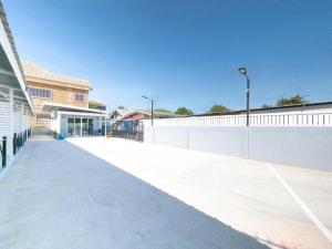 OYO 75383 Danthip Place