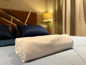 Lofty Dreams Skyline Apartment