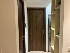 Lofty Dreams Skyline Apartment