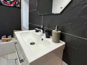 The Fame - Modern Studio in Top Location & Parking