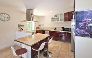 Maisons de vacances Beautiful Home In Montfavet : photos des chambres