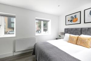CoZy Apartments With King Size Beds Near Enfield Town & Chase Farm Train Stations With Wifi and Parking