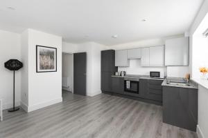 CoZy Apartments With King Size Beds Near Enfield Town & Chase Farm Train Stations With Wifi and Parking