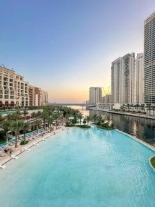 Chic 2BR Vida Stay, Creek Views & Prime Location Near Attractions